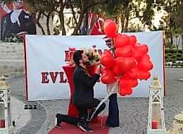 Sürpriz Evlilik Teklifi Organizasyonunda Evlenme Teklifi Anı Alaçatı