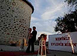 Dev Pankart ile Alaçatı Yel Değirmenlerinde Sürpriz Evlilik Teklifi Organizasyonu