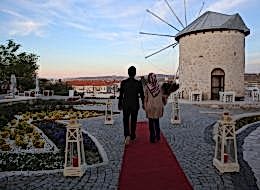 Yel Değirmenlerinde Çiçek Buketiyle Evlenme Teklifi Organizasyonu