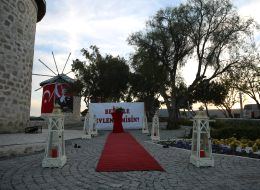 Alaçatı Yel Değirmenlerinde Dev Pankartla Evlilik Teklifi Organizasyonu