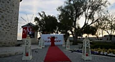 Alaçatı Yel Değirmenlerinde Sürpriz Evlilik Teklifi Organizasyonu yolkeyfi