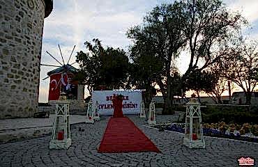 Alaçatı Yel Değirmenlerinde Sürpriz Evlilik Teklifi Organizasyonu İstanbul Organizasyon Alaçatı Yel Değirmenlerinde Sürpriz Evlilik Teklifi Organizasyonu İstanbul Organizasyon