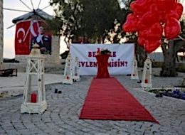 Denizci Fenelerleri Uçan Balonlar ve Dev Pankart ile Evlilik Teklifi Organizasyonu Alaçatı