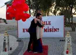 Alaçatı Tarihi Yel Değirmenlerinde Uçan Balonlarla Evlenme Teklifi Organizasyonu