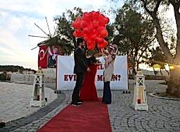 Benimle Evlenir Misin Yazılı Dev Pankart ile Alaçatı Yel Değirmenlerinde Evlilik Teklifi Organizasyonu