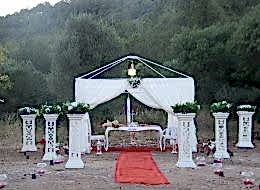 Gazebo Kırmızı Halı ve Yer Volkanları Eşliğinde Evlilik Teklifi Organizasyonu