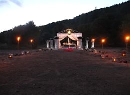 Meşaleler ve Beyaz Tüllerle Hazırlanmış Gazebo Eşliğinde Evlenme Teklifi Organizasyonu Bodrum