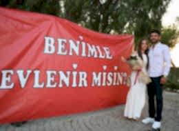 Benimle Evlenir Misin Yazılı Dev Pankartla Evlilik Teklifi Organizasyonu Alaçatı