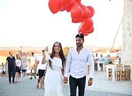 Kırmızı Kalpli Uçan Balonlar Eşliğinde Sürpriz Evlilik Teklifi Organizasyonu