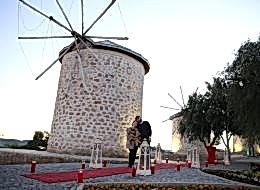 Alaçatı Yel Değirmenlerinde Sürpriz Evlilik Teklifi Organizasyonu