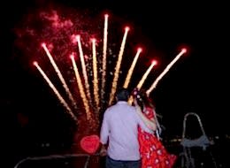 Havai Fişek Gösterisi Eşliğinde Teknede Evlenme Teklifi Organizasyonu İstanbul