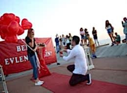 Benimle Evlenir Misin Yazılı Dev Pankartla Evlilik Teklifi Organizasyonu İstanbul