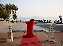 Bistro Masa Çiçek Buketi ve Denizci Fenerleri Eşliğinde Evlilik Teklifi Organizasyonu İstanbul