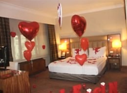 Gül Yaprakları ve Uçan Balonlarla Otel Odası Süsleme Evlilik Teklifi Organizasyonu İstanbul
