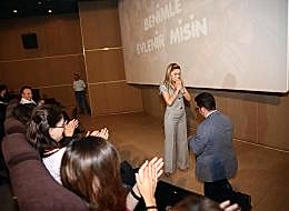 Arkadaşlarla Birlikte Sinemada Evlenme Teklifi Organizasyonu