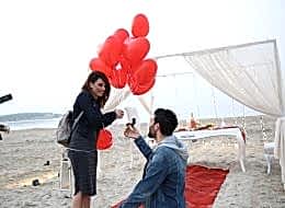 Kırmızı Kalpli Uçan Balonlar ile Kumsalda Evlilik Teklifi Organizasyonu İstanbul