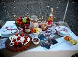 Masa Süsleme Detayları ve Sahilde Evlilik Teklifi Organizasyonu