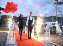 Denizci Fenerleri ve Yer Volkanları Eşliğinde Kumsalda Evlilik Teklifi Organizasyonu