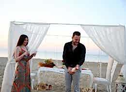 Benimle Evlenir Misin Sorusuna Gelen Evet Cevabını Şampanya ile Kutlama Anı