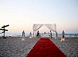 Evlenme Teklifi Organizasyonu Beyaz Tüllerle Süslenmiş Gazebo ve Denizci Fenerleri