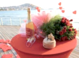 Çiçek Buketi Şampanya ve Müzik Kutusu ile Masa Süsleme İstanbul