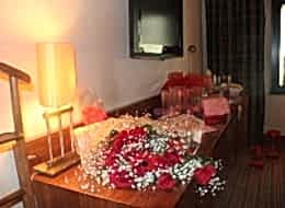 Çiçek Buketi ile Otel Odasında Sürpriz Evlilik Teklifi Organizasyonu