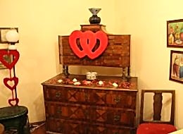 Dekoratif Objeler Eşliğinde Otel Odasında Sürpriz Evlilik Teklifi Organizasyonu