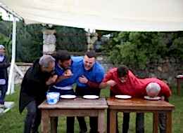 Sunucu Kiralama ve İkiz Tişörtle Yoğurt Yeme Yarışması İstanbul