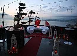 Deniz Kenarında Restoranda Evlilik Teklifi Organizasyonu