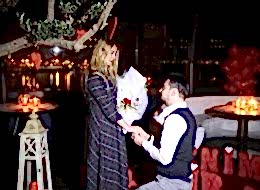 Çiçek Buketi Eşliğinde Restoranda Evlilik Teklifi Organizasyonu