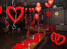 Dekoratif Ürünlerle Süsleme ve Restoranda Evlilik Teklifi Organizasyonu