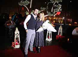 Denizci Fenerleri ve Kırmızı Halı Eşliğinde Restoranda Evlilik Teklifi Organizasyonu