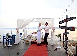 Beş Taş Yüzükle İskelede Kırmızı Halıda Evlenme Teklifi Organizasyonu