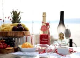 Şampanya Atıştırmalıklar ve Dekoratif Ürünlerle Evlilik Teklifi Organizasyonu Masa Süsleme Detayları