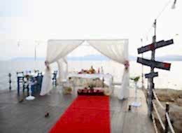 Beyaz Tüllerle Bezenmiş Gazebo ve İskelede Sürpriz Evlilik Teklifi Organizasyonu İstanbul
