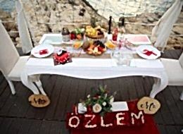 İsme Özel Hazırlanan Kutu Güller Eşliğinde İskelede Evlenme Teklifi Organizasyonu