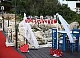 Fotoğraf Köşesi ve Dekoratif Ürünlerle Evlilik Teklifi Organizasyonu Süslemesi