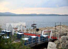 Yönlendirme Tabelası Kırmızı Halı ve Gazebo ile İskelede Evlilik Teklifi Organizasyonu