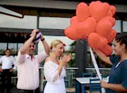 Kırmızı Kalpli Uçan Balonların Eş Adayına Verildi An İskelede Evlilik Teklifi Organizasyonu Kilyos