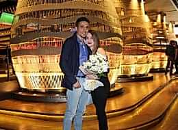 Çiçek Buketi Eşliğinde Beyaz Perdede Romantik Evlilik Teklifi Organizasyonu İstanbul