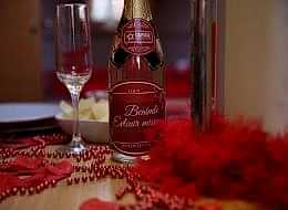 Şampanya Kadehleri ve Benimle Evlenir Misin Yazılı Sticker ile Süslenmiş Şampanya