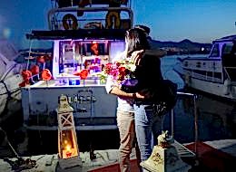 Gül Buketleri ile Teknede Evlilik Teklifi Organizasyonu