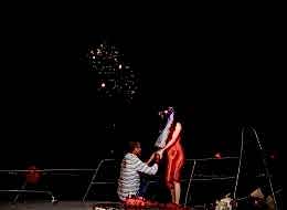 Havai Fişek Gösterisi Eşliğinde Teknede Evlilik Teklifi Organizasyonu İzmir