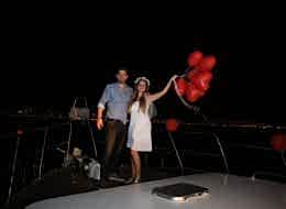 Kırmızı Kalpli Uçan Balonların Gökyüzü ile Buluştuğu An